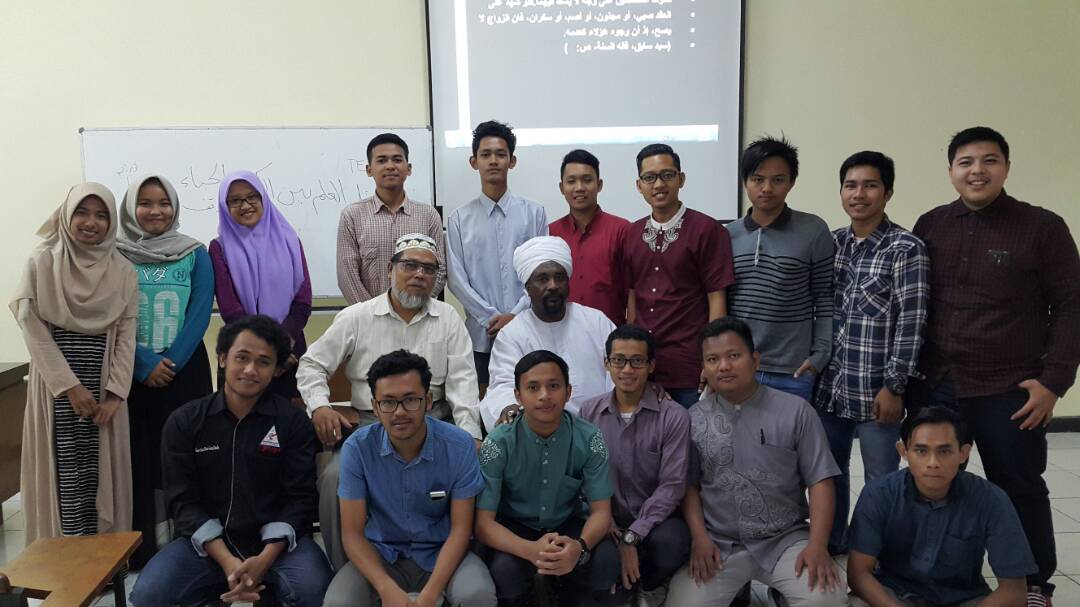 Ustadz Eldaw dan Drs. Syarif Zubaidah, M.Ag., bersama mahasiswa PSAS UII. (Samsul)
