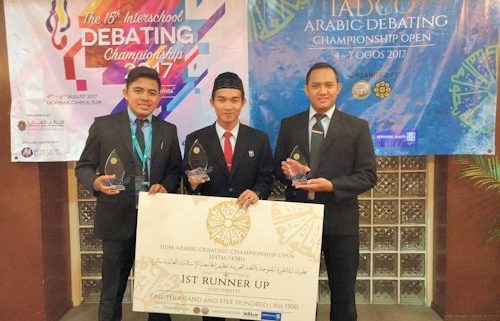 UII Raih Juara 2 IADCO 2017, Tim UII saat menerima hadiah kemenangan sebagai Juara 2 IADCO 2017 di Malaysia