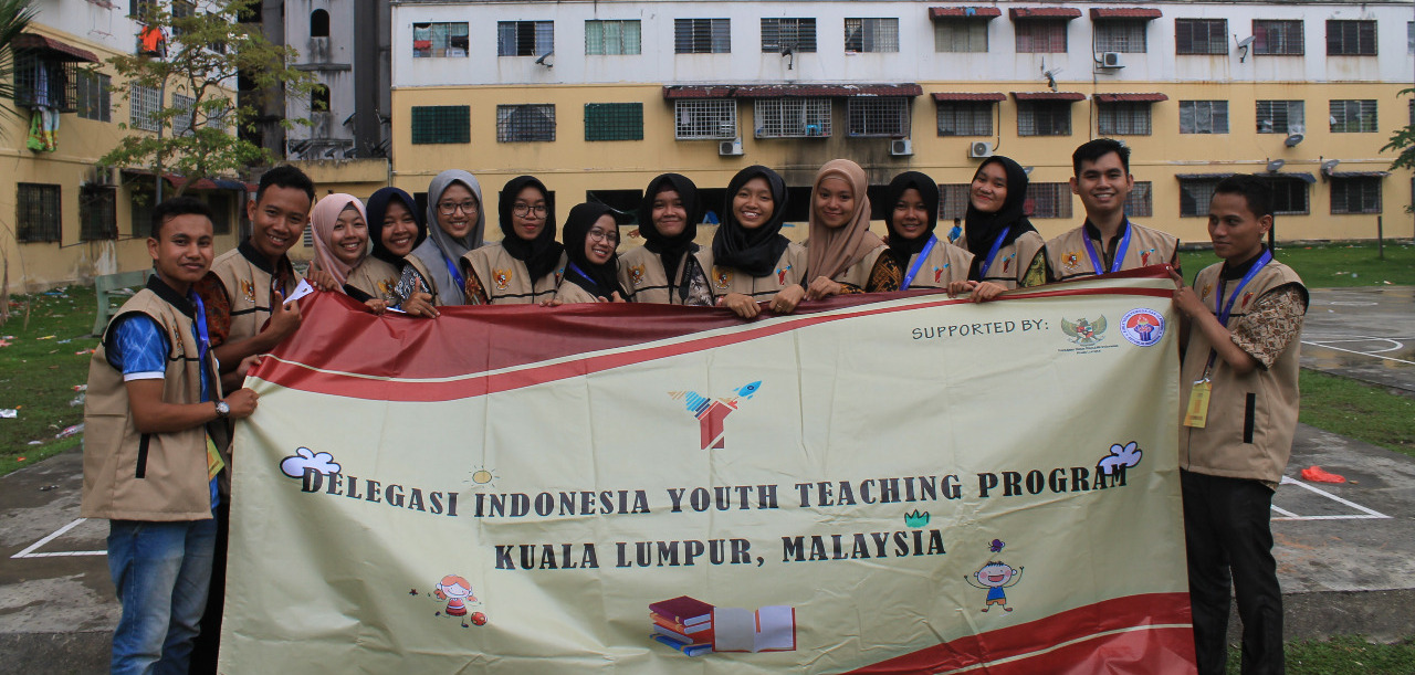 Foto Husna bersama mahasiswa Program Indonesia Youth Teaching Program (IYTP) tiga dari kiri. (Amri)