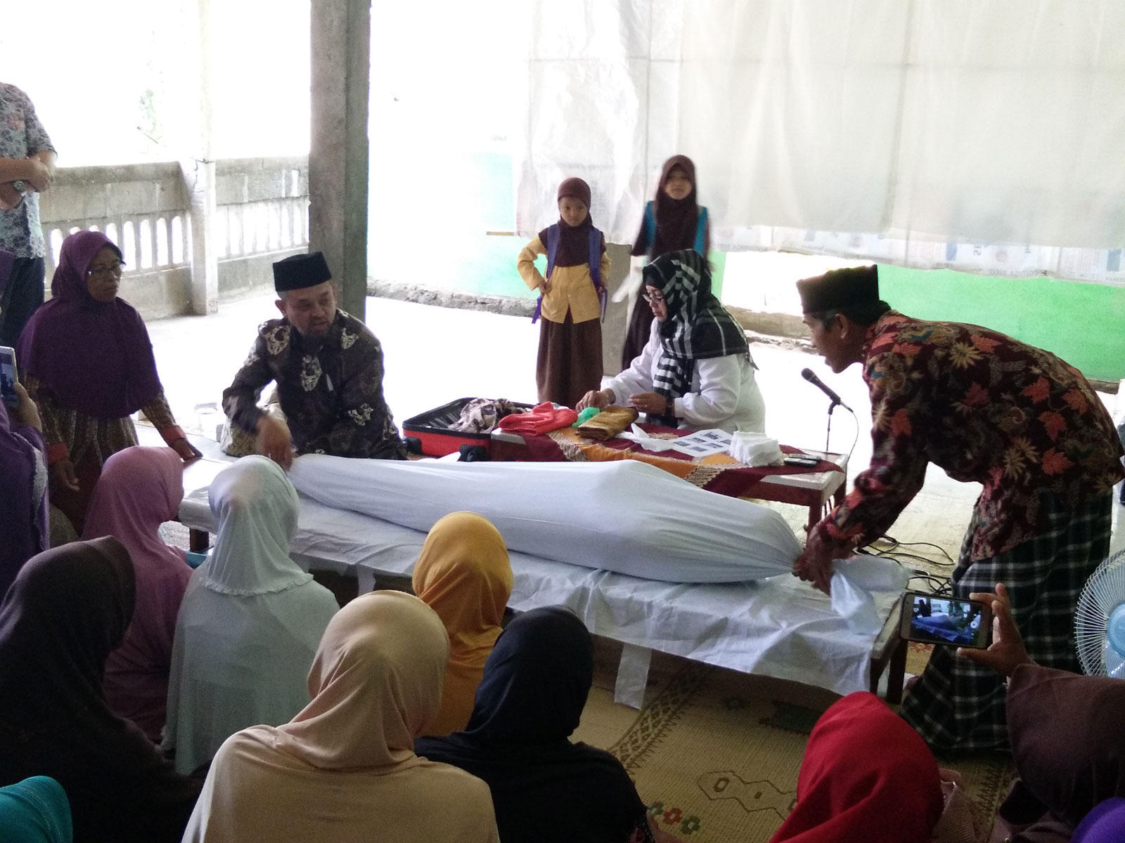 Praktik Perawatan Jenazah Wanita oleh Yayasan Bunga Selasih Yogyakarta