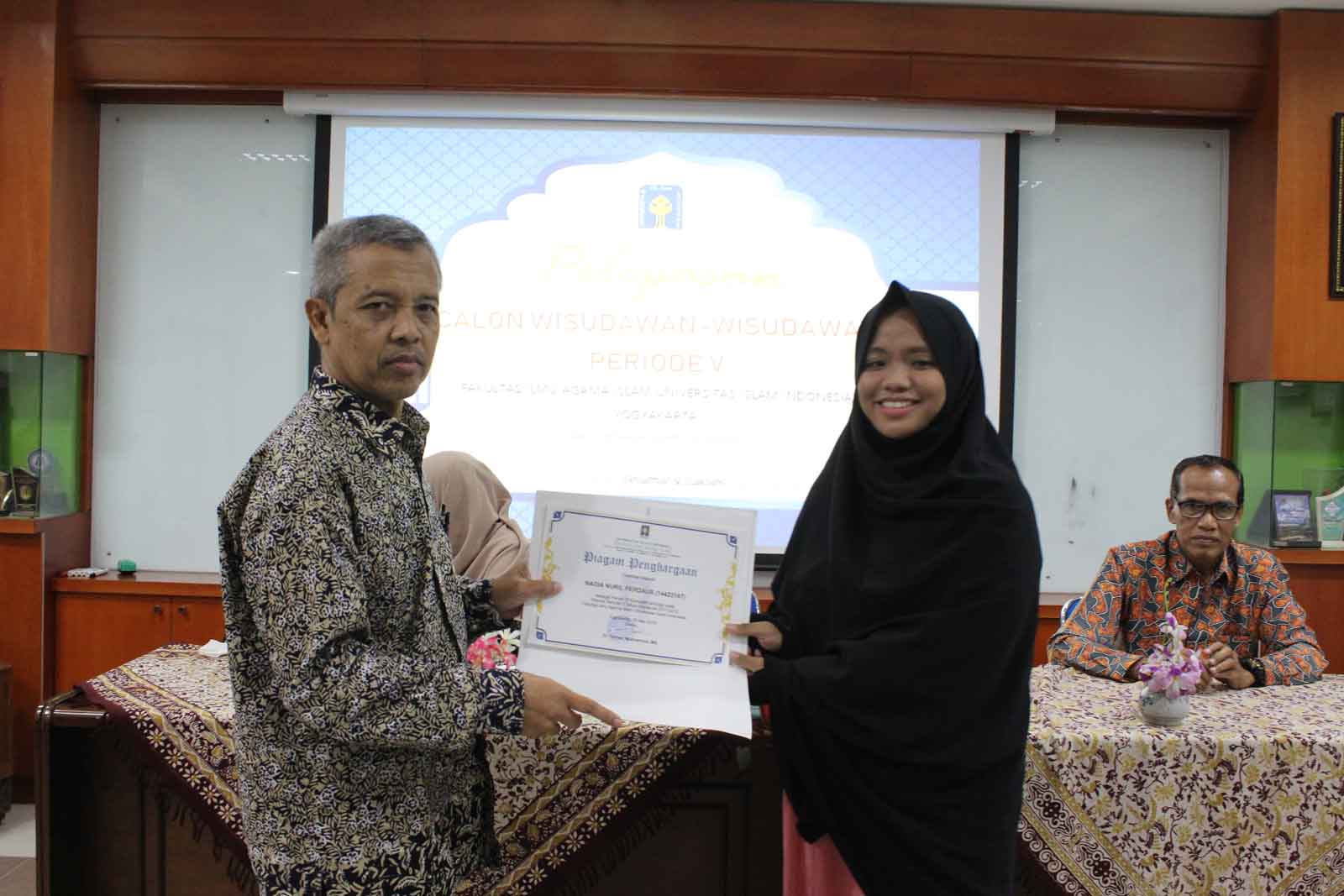 Penyerahan Piagam Penghargaan Kepada Nadia Nuril Ferdaus yang memperoleh IPK tertinggi FIAI 3,95. (Rizal)