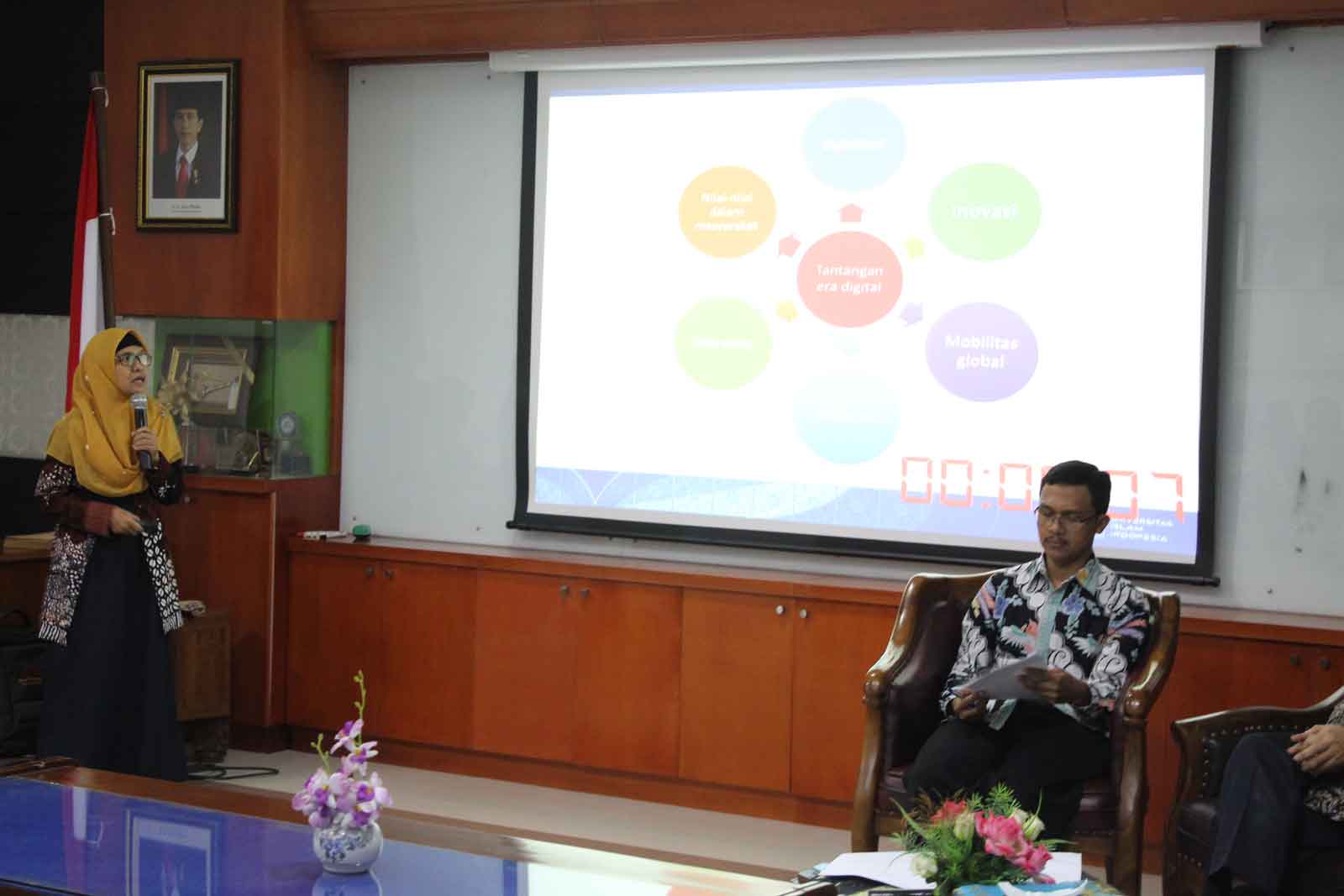 Dr. Rahmani Timorita Yulianti, M.Ag mengusung tema "Mengembangkan FIAI di Era Digitalisasi"