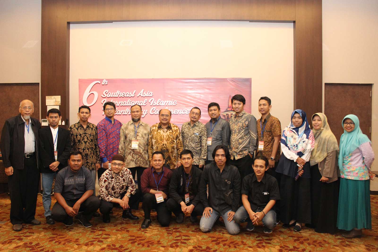 Sesi Foto Bersama Andri Mardika dan Peserta Konferensi Internasional Lainya di ajang 6th Southeast Asia International Islamic Philanthropy Conference (SEAIIPC) 2018