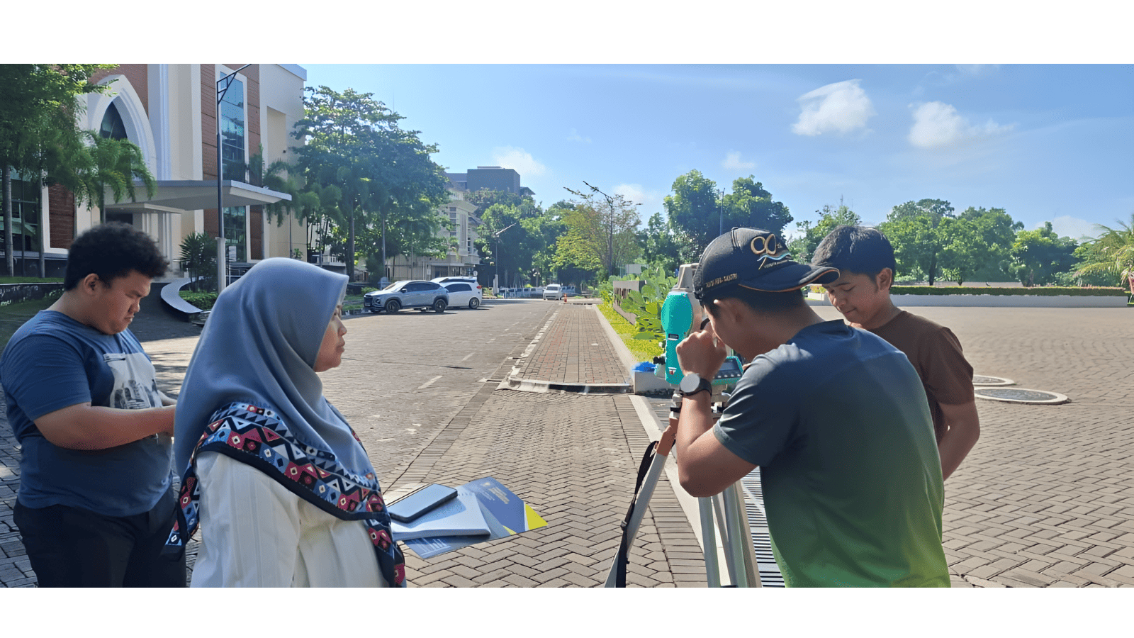 JELANG IDUL ADHA 1447 H PKBHI DAN TAKMIR MASJID ULIL ALBAB UII LAKUKAN PENGUKURAN ARAH KIBLAT PELATARAN FAKULTAS HUKUM