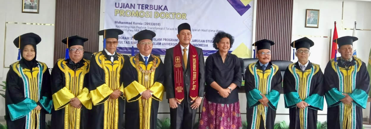 Muhammad Kurnia didamping Dekan FH UBB dalam Ujian Terbuka Promosi Doktor FIAI UII (Foto: Firnas)