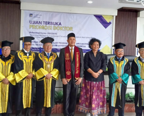 Muhammad Kurnia didamping Dekan FH UBB dalam Ujian Terbuka Promosi Doktor FIAI UII (Foto: Firnas)