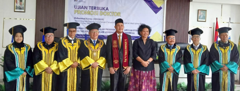 Muhammad Kurnia didamping Dekan FH UBB dalam Ujian Terbuka Promosi Doktor FIAI UII (Foto: Firnas)