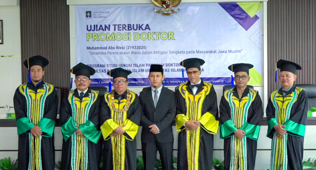 Muhammad Abu Rivai raig gelar Doktor dari Program Doktor Hukum Islam Universitas Islam Indonesia (foto: DHI UII)