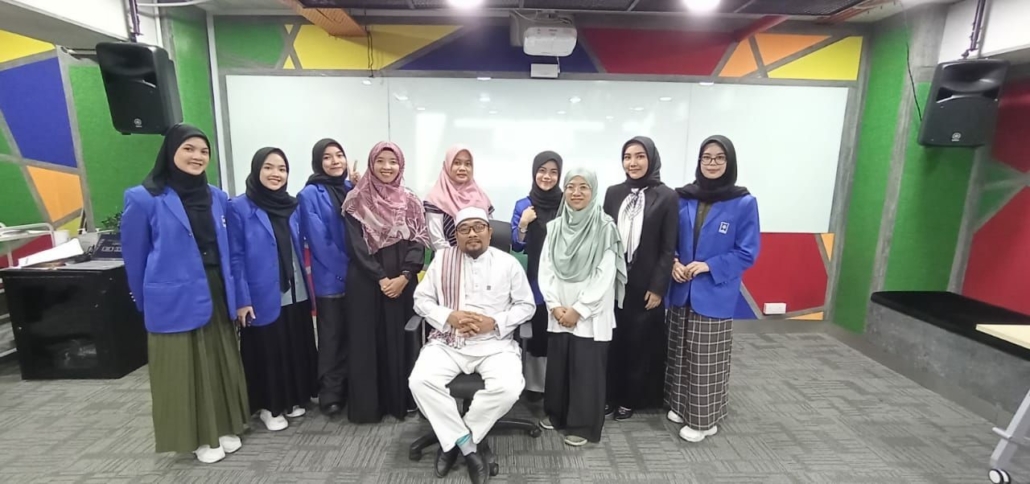 Peserta PKL Internasional berfoto bersama Ustadz Aden