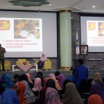 Munif Chatib Menyampaikan Materi di Hadapan Peserta Seminar Nasional Bahagia Menjadi Gurunya Manusia