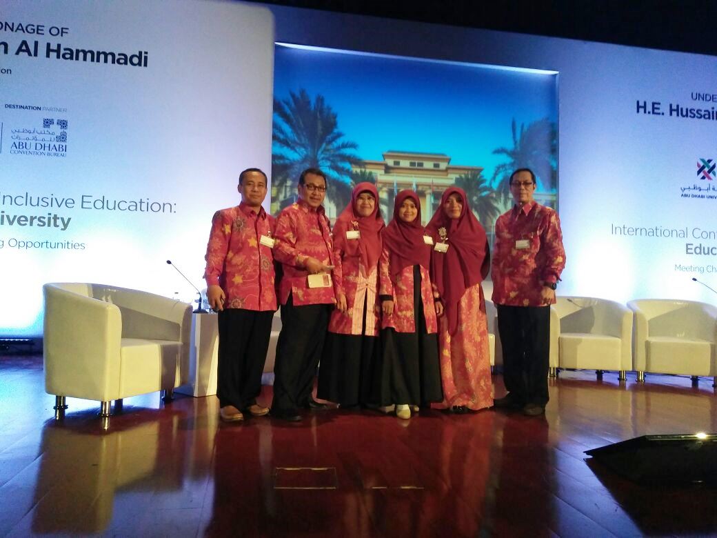 1. Foto Bersama Presenters dari FIAI UII di Venue International Conference di Abu Dhabi University