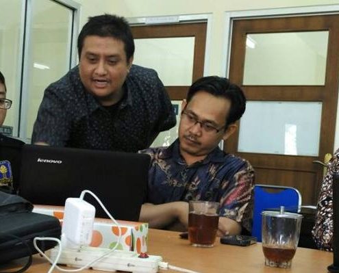 Luthfi Pradipta, S.T (Staf BSI UII) memberikan pelatihan terhadap dosen PAI (Sri Haningsih)