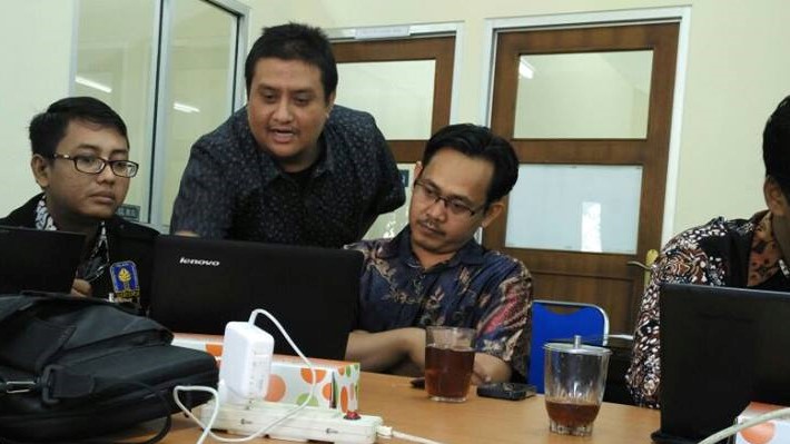 Luthfi Pradipta, S.T (Staf BSI UII) memberikan pelatihan terhadap dosen PAI (Sri Haningsih)