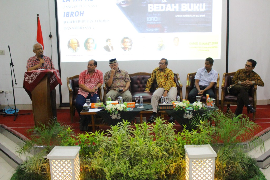 Prof-Azyumardi-Azra-dalam-penyampaiannya-sebagai-keynote-speaker-di-seminar-nasional-dan-bedah-buku