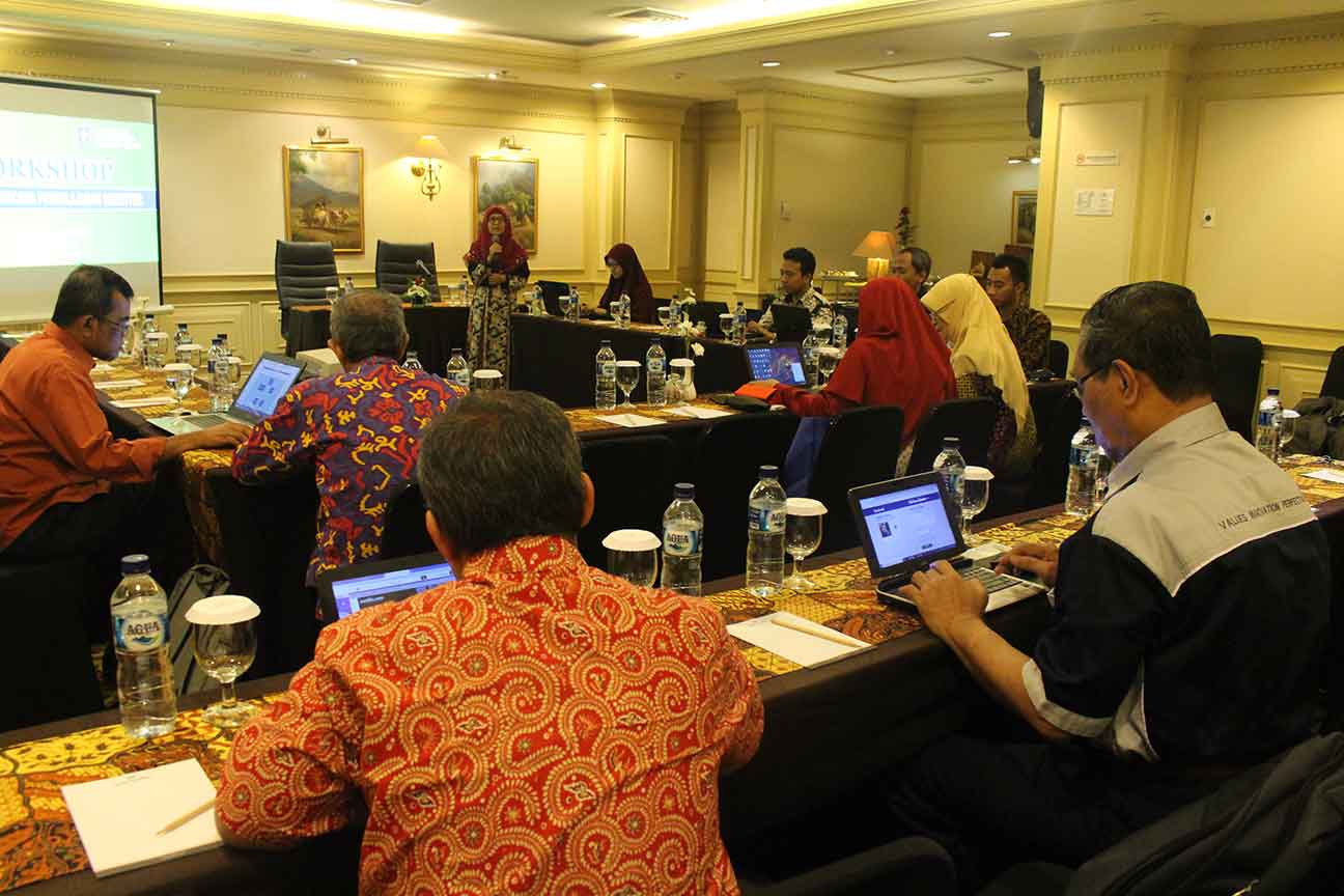 Dr.-Rahmani-Timorita-Yulianti,-M.Ag-memberikan-sambutan-dalam-Workshop-Penyusunan-RPS-(Mft)