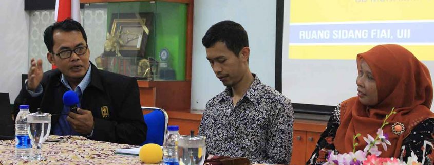 Edi Safitri menjadi pembicara dalam Diskusi Ilmiah di Ruang Sidang FIAI,UII (Mft)