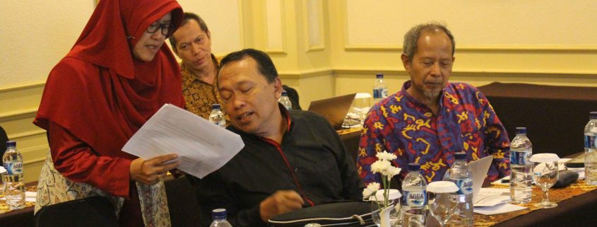 Seluruh-Peserta-melakukan-penyusunan-RPS-yang-dipandu-oleh-Dra.-Sri-Haningsih,-M.Ag-(Mft)