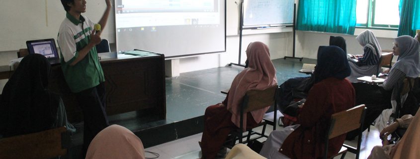 Wahyudi Kusomo Nugroho, S.Kom menjelaskan tentang UII Gateway kepada mahasiswa