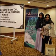 Camelia Rizka Maulida Syukur dan Ismatul Adzro’ di sela-sela mengikuti KLIBEL 2017 di Malaysia. (Samsul/DPC)