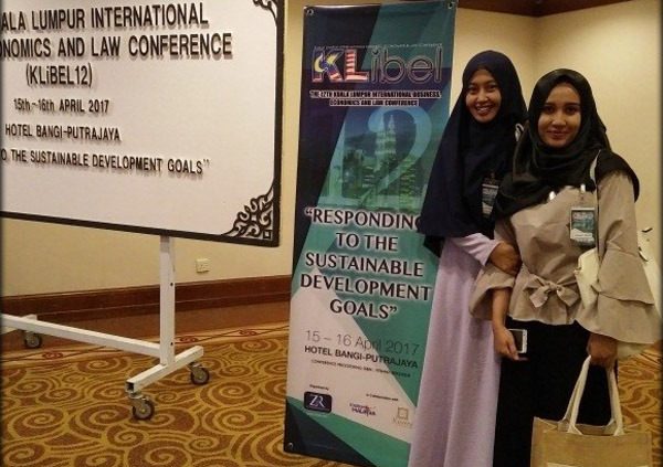 Camelia Rizka Maulida Syukur dan Ismatul Adzro’ di sela-sela mengikuti KLIBEL 2017 di Malaysia. (Samsul/DPC)