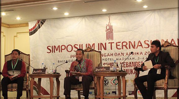 Mahasiswa UII Presentasi dalam Simposium Internasional di Madinah