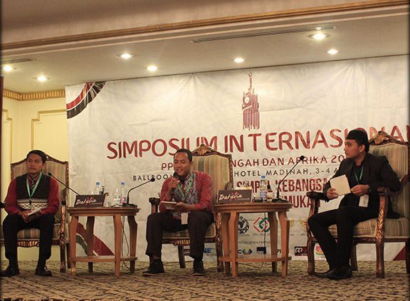 Mahasiswa UII Presentasi dalam Simposium Internasional di Madinah