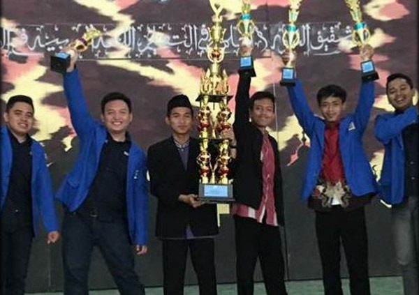 Kontingen UII beserta Piala Juara Umum GBA IAIN Cirebon. (Samsul/SAS)
