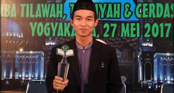 Saiful Aziz berfoto bersama piala kemenangannya. (Samsul/SAS)