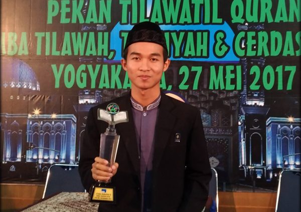 Saiful Aziz berfoto bersama piala kemenangannya. (Samsul/SAS)