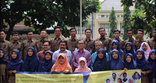 Rektor UII dan pimpinan FIAI berfoto bersama mahasiswa peserta PPL Internasional 2017. (Samsul/Mufti/PAI)