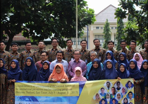 Rektor UII dan pimpinan FIAI berfoto bersama mahasiswa peserta PPL Internasional 2017. (Samsul/Mufti/PAI)