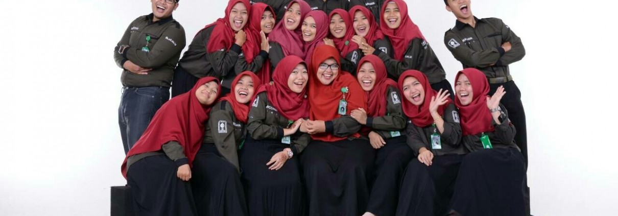 Marcomm FIAI bersama Rizka Amalia Shofa, S.Pd.I., M.Pd., selaku manager. (Samsul/DPMF)