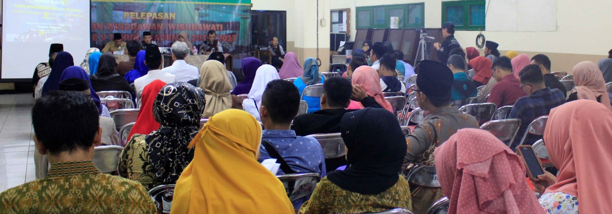 Pelepasan Wisudawan FIAI di Hall Tengah FIAI. (Samsul/Eka/Vicky)