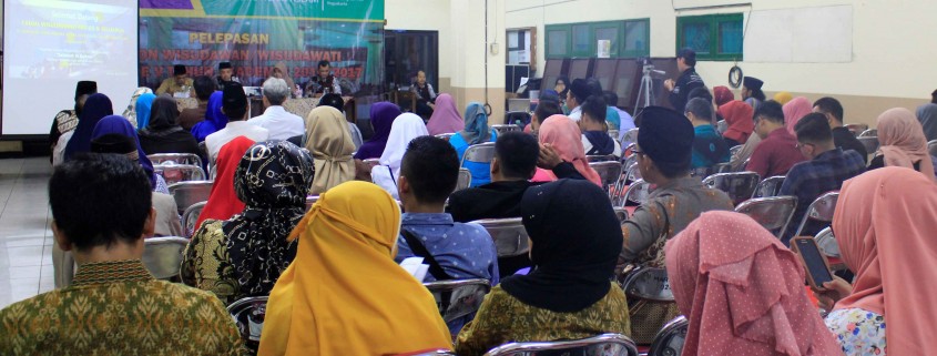 Pelepasan Wisudawan FIAI di Hall Tengah FIAI. (Samsul/Eka/Vicky)