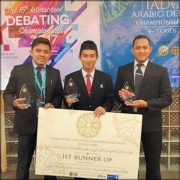 UII Raih Juara 2 IADCO 2017 | Tim UII saat menerima hadiah kemenangan sebagai Juara 2 IADCO 2017 di Malaysia