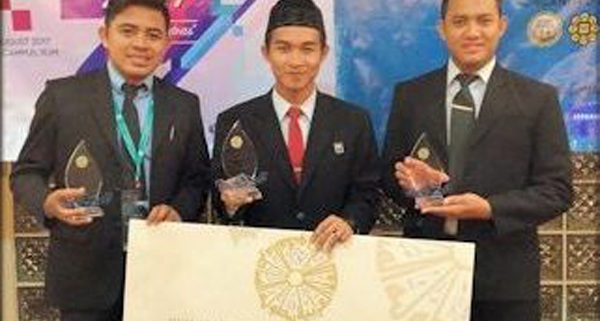 UII Raih Juara 2 IADCO 2017 | Tim UII saat menerima hadiah kemenangan sebagai Juara 2 IADCO 2017 di Malaysia