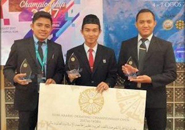 UII Raih Juara 2 IADCO 2017 | Tim UII saat menerima hadiah kemenangan sebagai Juara 2 IADCO 2017 di Malaysia