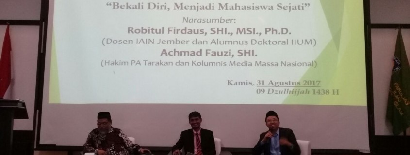 Narasumber dan moderator Studium Generale (SG) PSAS FIAI dengan tema “Bekali Diri, Menjadi Mahasiswa Sejati”. (Photo: Samsul)