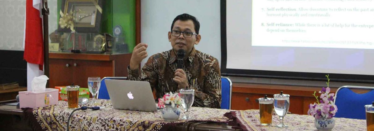 Dr.-Ing. Ilya Fadjar Maharika dalam penyampaiannya di FGD Prodi PAI. (Mufti)