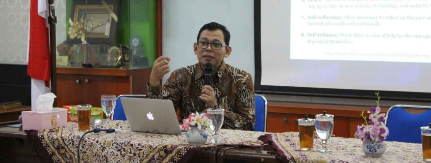 Dr.-Ing. Ilya Fadjar Maharika dalam penyampaiannya di FGD Prodi PAI. (Mufti)