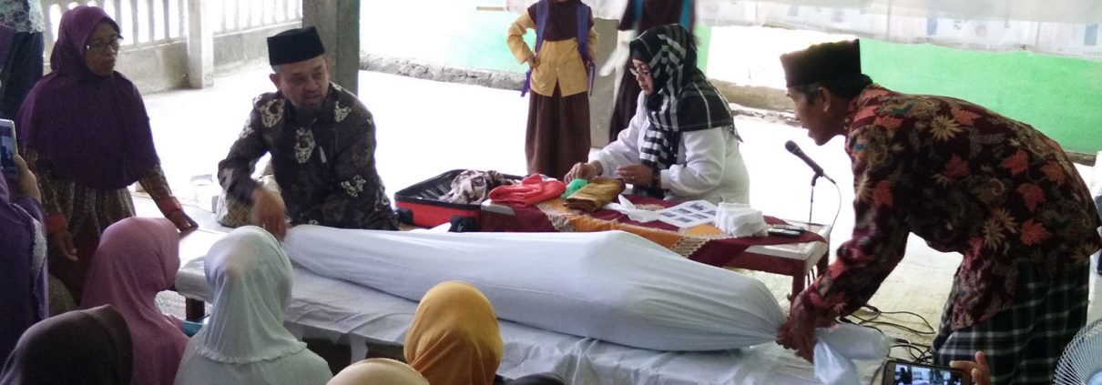 Praktik perawatan jenazah oleh Yayasan Bunga Selasih Yogyakarta