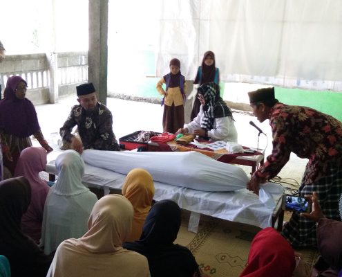 Praktik perawatan jenazah oleh Yayasan Bunga Selasih Yogyakarta