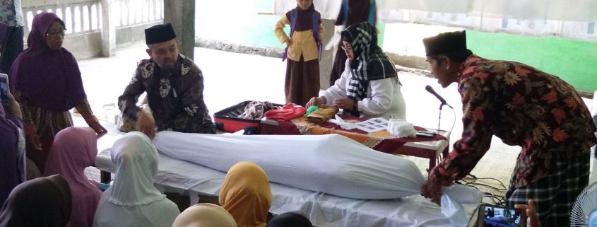 Praktik perawatan jenazah oleh Yayasan Bunga Selasih Yogyakarta