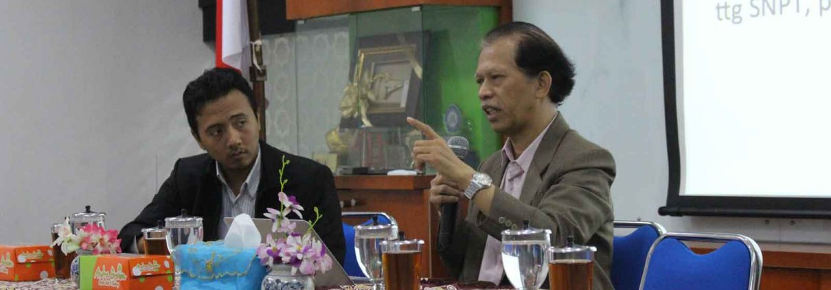Prof. Dr. Sutrisno, M.Ag dalam penyampaiannya di Workshop“Pengembangan Kurikulum Berbasis KKNI dan Local Genius”. (Mufti)