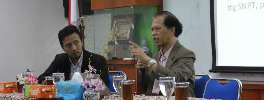 Prof. Dr. Sutrisno, M.Ag dalam penyampaiannya di Workshop“Pengembangan Kurikulum Berbasis KKNI dan Local Genius”. (Mufti)