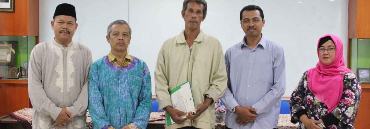 Foto Bersama Tim Penyerahan Hadiah Balon Milad Ke-75 UII Dan Sardiyono Selaku Penerima Hadiah