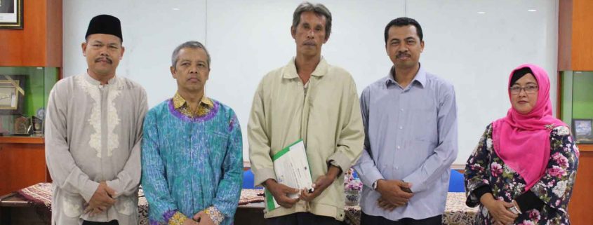 Foto Bersama Tim Penyerahan Hadiah Balon Milad Ke-75 UII Dan Sardiyono Selaku Penerima Hadiah