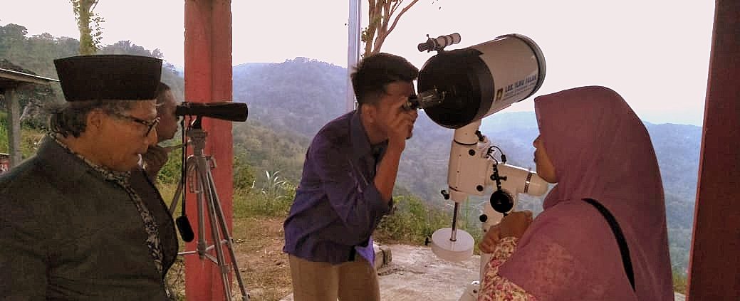 Pemantauan hilal oleh tim Rukyatul hilal FIAI di Pos Observasi Bukit Brambang, Gunung Kidul (Rizal/ald)