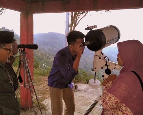 Pemantauan hilal oleh tim Rukyatul hilal FIAI di Pos Observasi Bukit Brambang, Gunung Kidul (Rizal/ald)
