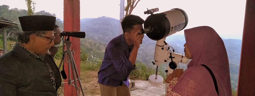 Pemantauan hilal oleh tim Rukyatul hilal FIAI di Pos Observasi Bukit Brambang, Gunung Kidul (Rizal/ald)